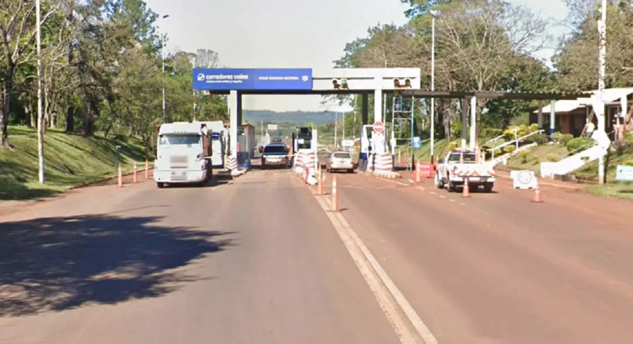 Praça de pedágio de Colonia Victoria, na Rodovia Nacional n.º 12, a 105 quilômetros da fronteira entre Foz do Iguaçu e Puerto Iguazú. Imagem: Google Street View (Arquivo)