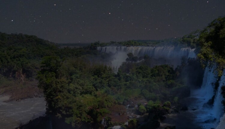 No lado argentino, passeio noturno é feito apenas nas noites de Lua cheia; no Brasil, a frequência é semanal, todos os sábados. Foto: Gentileza/Iguazú Argentina