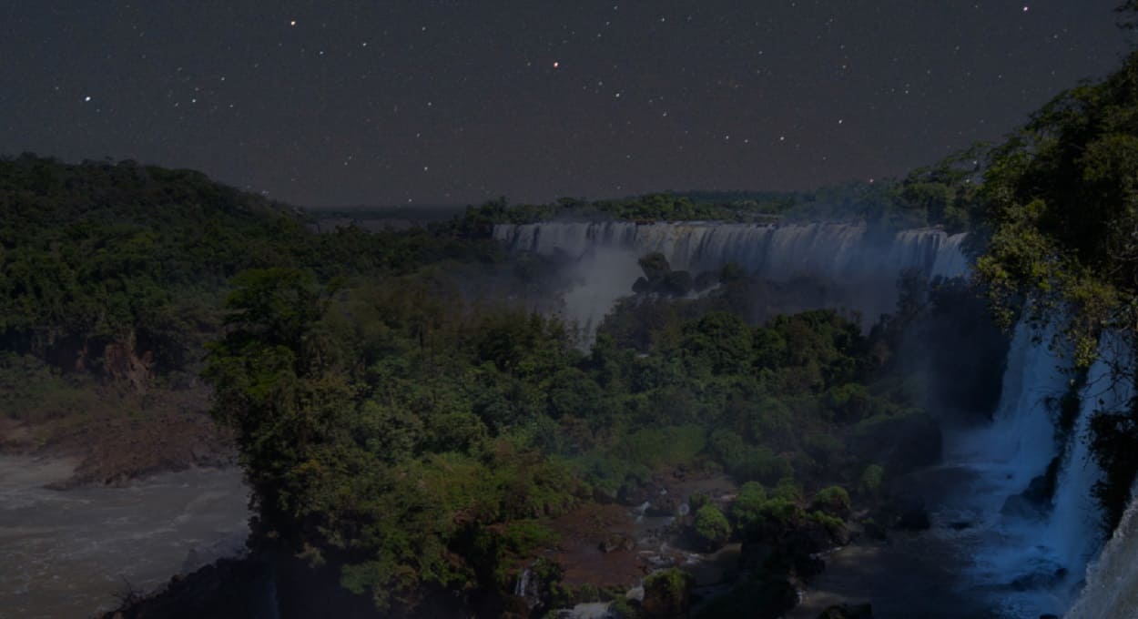 No lado argentino, passeio noturno é feito apenas nas noites de Lua cheia; no Brasil, a frequência é semanal, todos os sábados. Foto: Gentileza/Iguazú Argentina