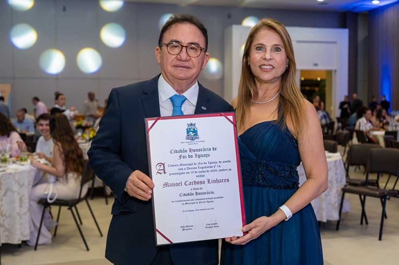 Título a Manoel Linhares foi entregue pelo presidente da Câmara Municipal, João Morales. Foto: Marcos Labanca