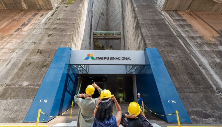 Visitantes do passeio Itaipu Especial, que terá nove saídas diárias durante o feriadão. Foto: Kiko Sierich/Itaipu Binacional