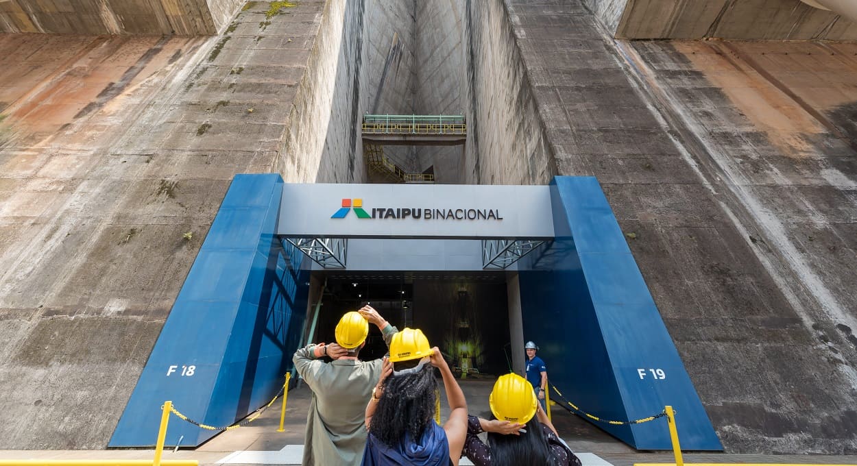 Visitantes do passeio Itaipu Especial, que terá nove saídas diárias durante o feriadão. Foto: Kiko Sierich/Itaipu Binacional