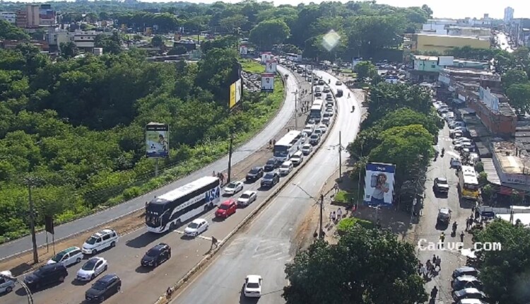 Fila no acesso à aduana brasileira, sentido Paraguai, por volta das 8h30. Imagem: Reprodução/Catve.com