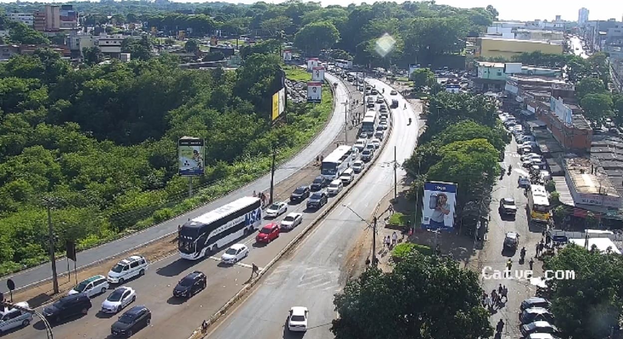 Fila no acesso à aduana brasileira, sentido Paraguai, por volta das 8h30. Imagem: Reprodução/Catve.com