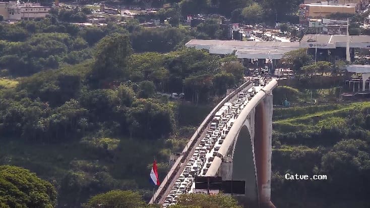 Congestionamento no alto da Ponte da Amizade, com fila dupla no sentido Paraguai. Imagem: Reprodução/Catve.com