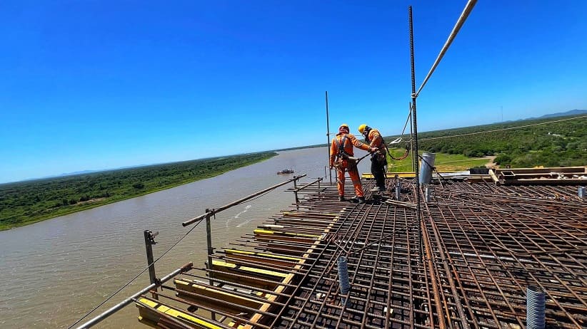 Altura da ponte foi projetada para não prejudicar a navegação no Rio Paraguai. Foto: Gentileza/MOPC Paraguai