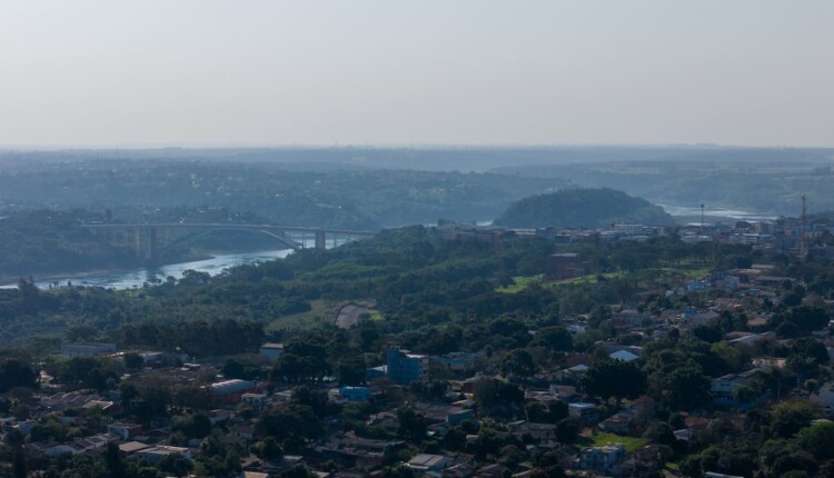 Às 8h desta segunda, sensação térmica já estava próxima aos 30°C na fronteira. Foto: Marcos Labanca/H2FOZ