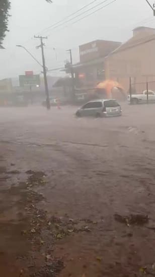 Avenida JK, região da Vila Portes, onde as obras de drenagem ainda não foram concluidas. Imagem: Reprodução/Vídeo de autoria indeterminada