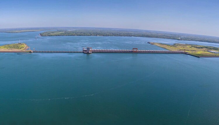 Circulação de veículos ocorre pela barragem de Yacyretá. Foto: Oscar Rivet/Yacyretá