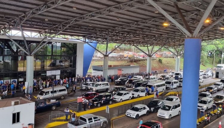 Fila de torcedores cruzeirenses no posto migratório da cabeceira paraguaia da Ponte da Amizade. Foto: Gentileza/Direção Nacional de Migrações