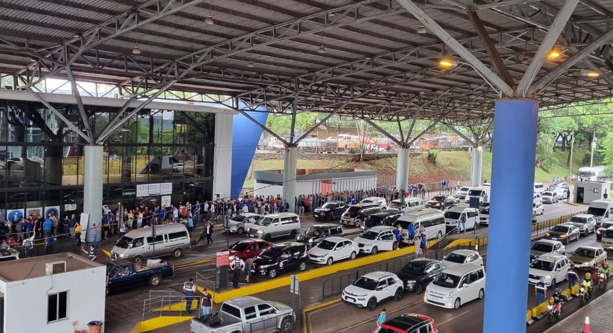 Fila de torcedores cruzeirenses no posto migratório da cabeceira paraguaia da Ponte da Amizade. Foto: Gentileza/Direção Nacional de Migrações