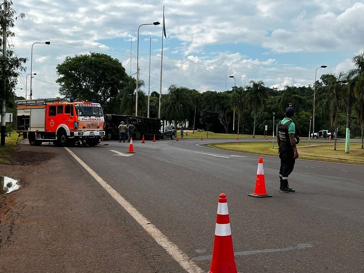 Agentes orientaram o trânsito na rotatória durante o atendimento à ocorrência. Foto: Gentileza/Prefeitura de Puerto Iguazú