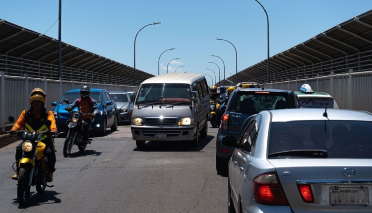 Trânsito no alto da passarela fronteiriça em um dia útil. Foto: Marcos Labanca/H2FOZ