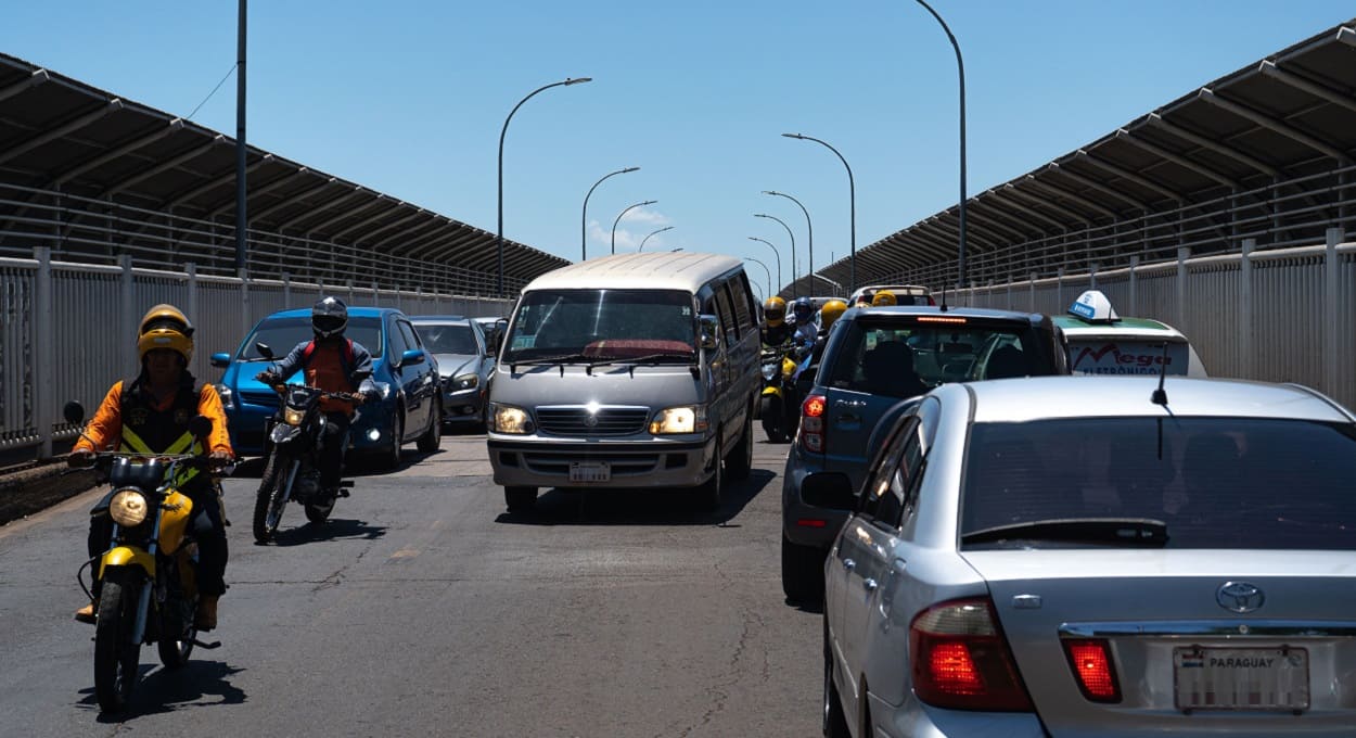 Trânsito no alto da passarela fronteiriça em um dia útil. Foto: Marcos Labanca/H2FOZ