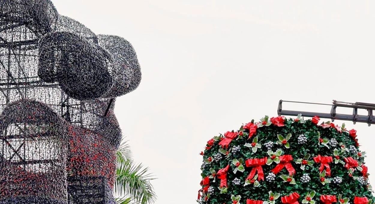 Decoração natalina de Ciudad del Este é elaborada com materiais recicláveis doados pela população. Foto: Gentileza/Prefeitura de Ciudad del Este