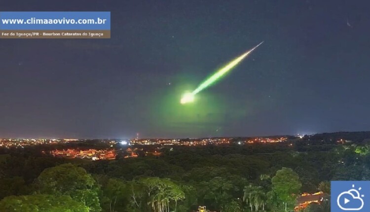 Passagem do meteoro também aparece em câmeras instaladas em Medianeira e Maringá. Imagem: Reprodução/climaaovivo.com.br