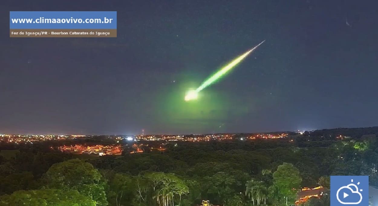 Passagem do meteoro também aparece em câmeras instaladas em Medianeira e Maringá. Imagem: Reprodução/climaaovivo.com.br