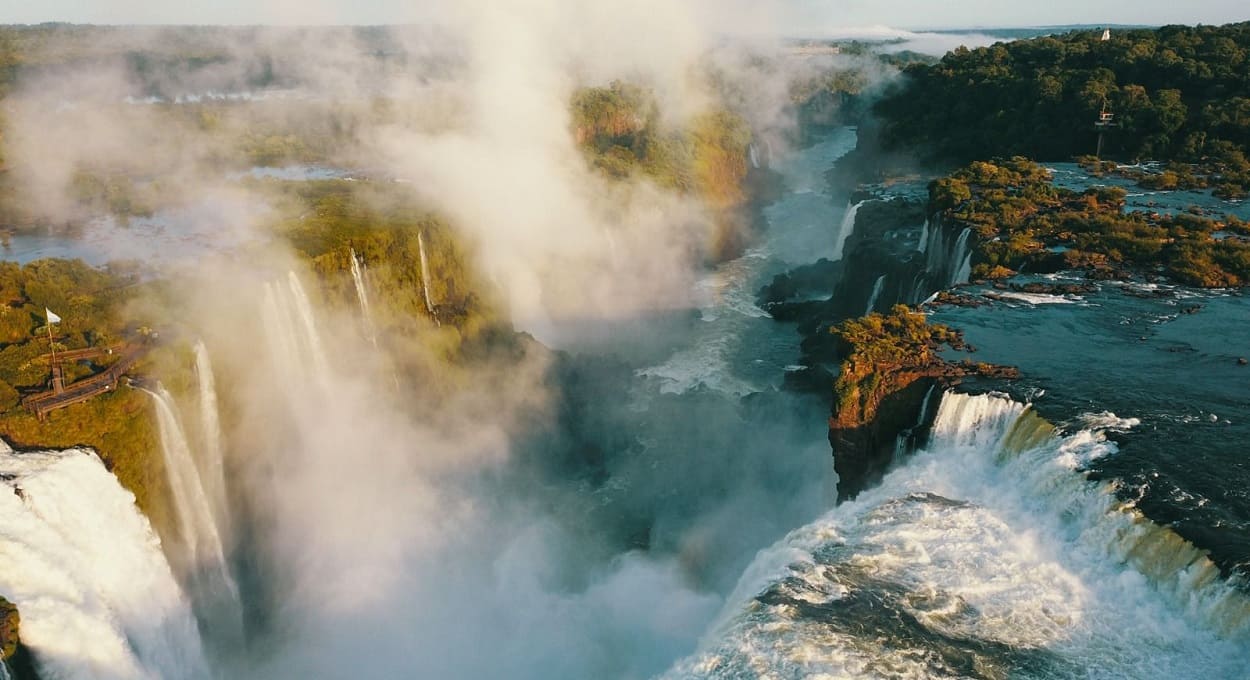 Vista aérea da Garganta do Diabo, principal conjunto de saltos das Cataratas do Iguaçu. Foto: Fábio Borges/Urbia Cataratas