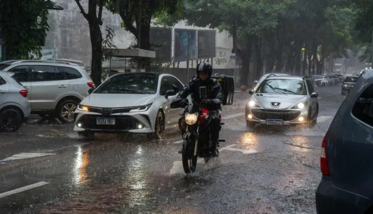 Pancada de chuva na Avenida Brasil em Foz do Iguaçu