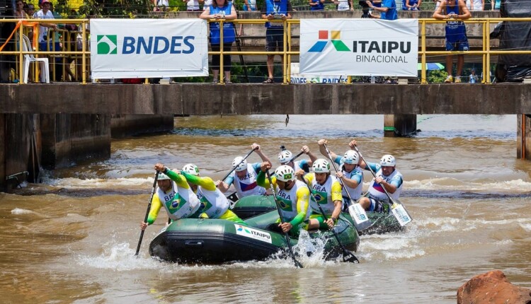 Evento internacional de canoagem em Foz do Iguaçu, com patrocínio de Itaipu.