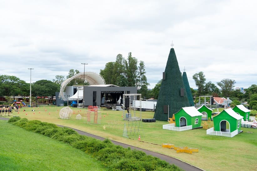 Preparativos para a noite de abertura já estão sendo finalizados no Gramadão. Foto: Sara Cheida/Itaipu Binacional