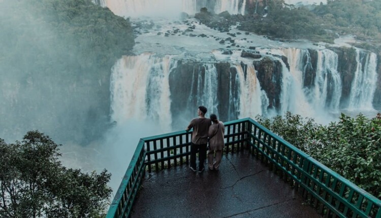 Opções de passeios no parque incluem o Amanhecer nas Cataratas do Iguaçu.