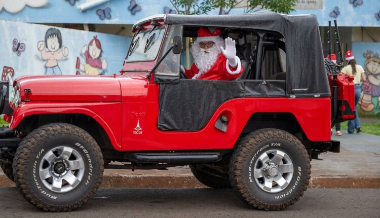 Jipe vermelho do Noel atraiu os olhares dos moradores da Vila C em Foz do Iguaçu.