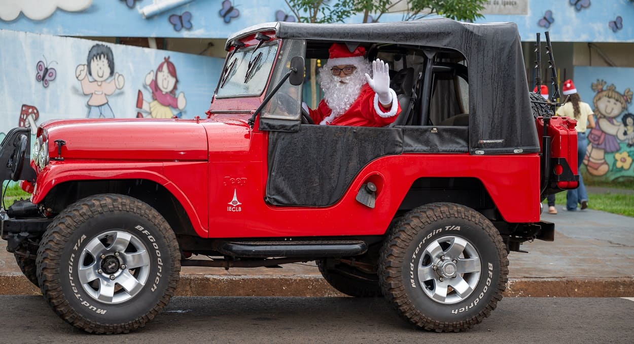 Jipe vermelho do Noel atraiu os olhares dos moradores da Vila C em Foz do Iguaçu.