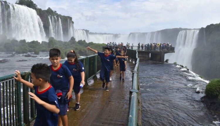 Visitantes mirins percorrem a passarela da Garganta do Diabo nas Cataratas.