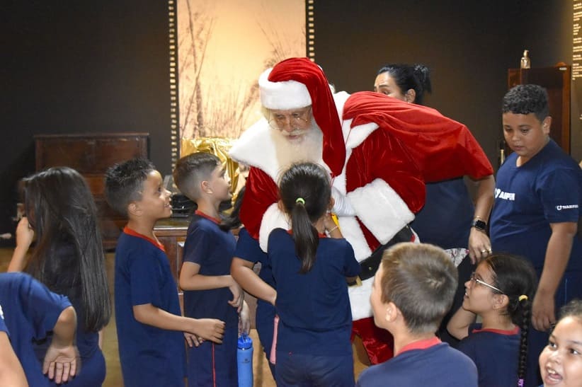 Ao término do passeio às Cataratas, Papai Noel distribuiu presentes.