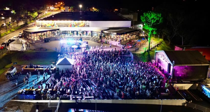 Palco da apresentação de Martinho da Vila foi montado na área externa.