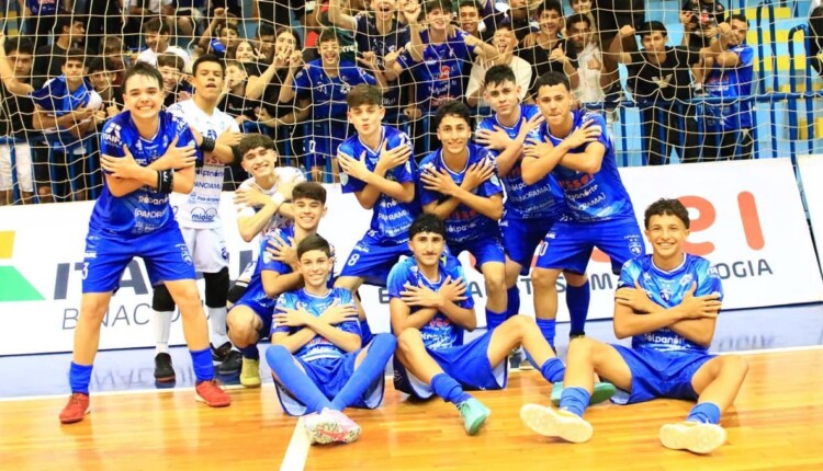 Jovens talentos do Foz Cataratas comemoram o título com a torcida.