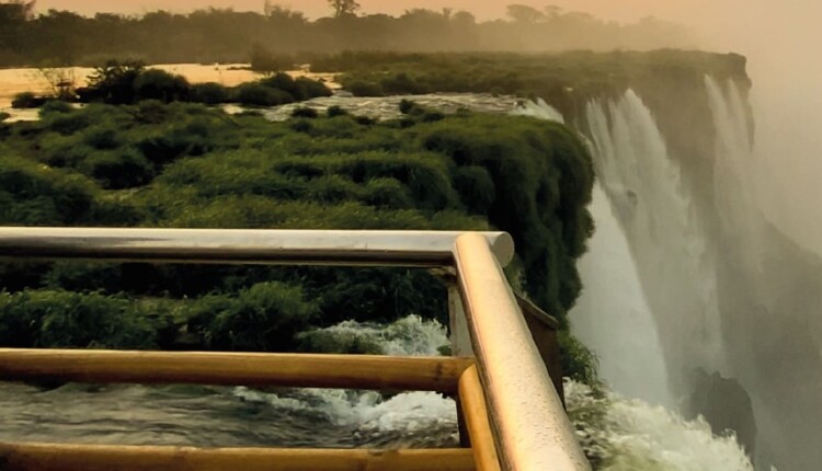 Mirante da Garganta do Diabo é o principal atrativo do lado argentino das Cataratas.