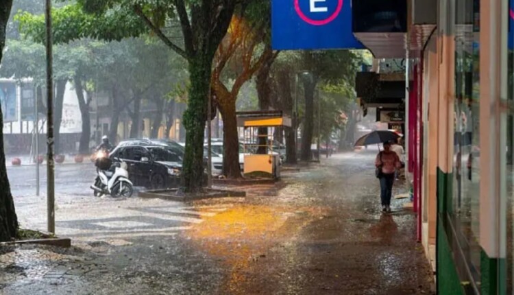 No Oeste do Paraná, chuva torrencial ocorreu, principalmente, entre o final da manhã e a tarde de sábado.