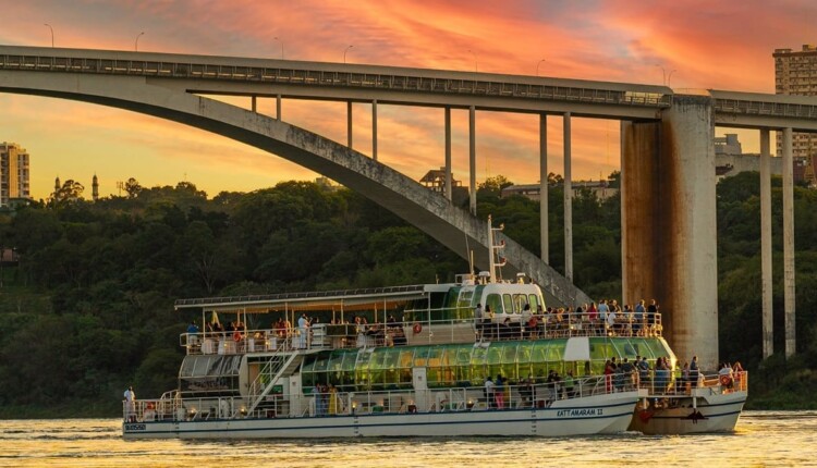 Passeios de barco ocorrem na hora do almoço e no fim da tarde.