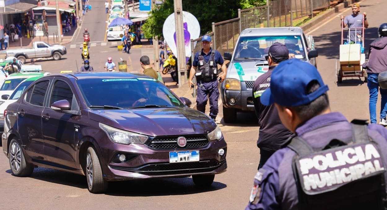 Agentes da Polícia Municipal fiscalizam o acesso à Ponte da Amizade no Paraguai.