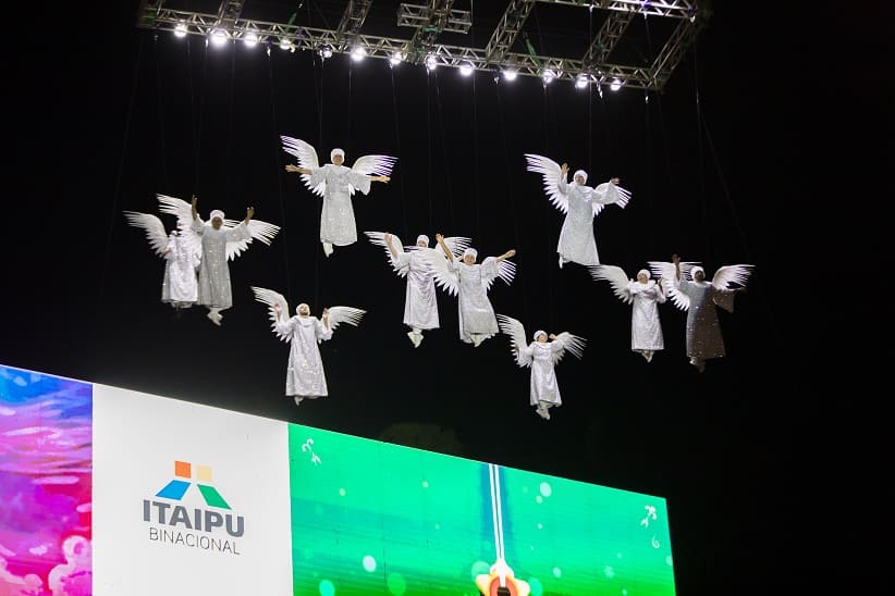 Estrutura usada para a chegada do Papai Noel também içou anjos no céu do Gramadão.