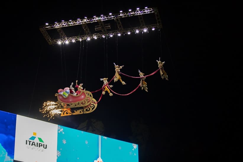 Papai Noel chegou em um trenó, acompanhado pela Mamãe Noel e por renas. 