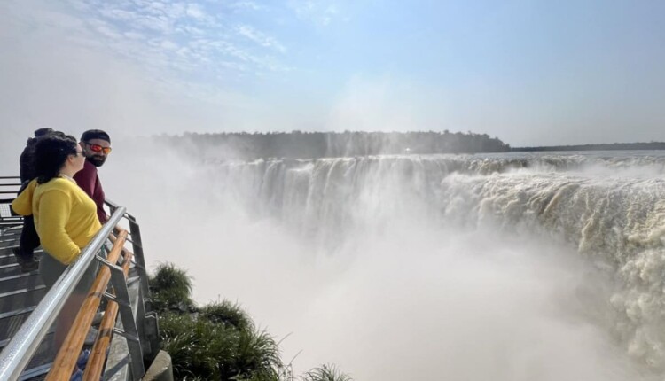 Mirante da Garganta do Diabo é o trecho mais visitado do lado argentino das Cataratas.