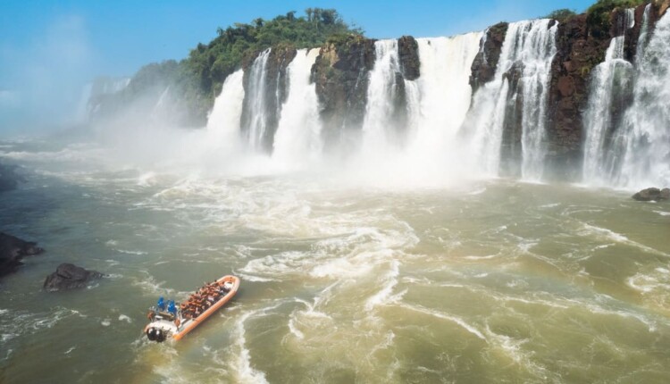 Passeio de barco do Macuco Safari leva até a base das Cataratas.