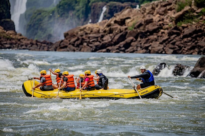 Macuco também explora a prática do rafting no Rio Iguaçu.