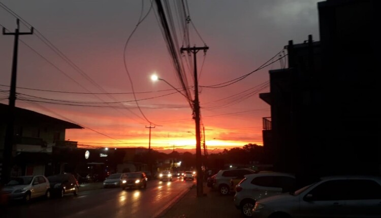 Fim de tarde na Avenida Gramado, bairro Três Bandeiras, Região Nordeste de Foz do Iguaçu.