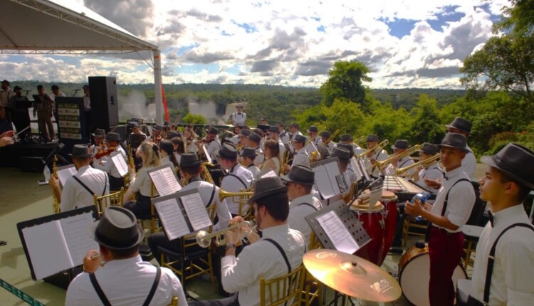 Natal nas Cataratas teve apresentação em frente ao primeiro mirante.