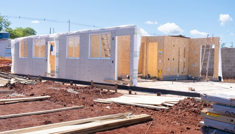 Casas serão construídas com tecnologia sustentável, que gera menos resíduos.