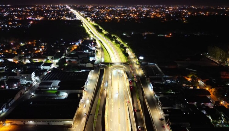 Vista do trecho iluminado da Rodovia PY02.