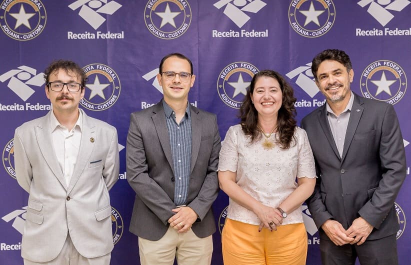 Representantes da Unila e da Receita Federal durante a formalização da parceria.