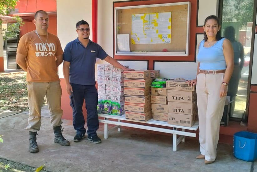 Ao longo do ano, voluntários percorrem o comércio local em busca de donativos. 