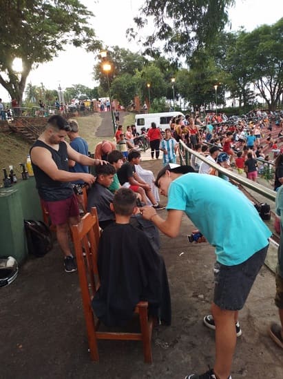 Papai Noel distribuiu doces e voluntários ofereceram serviços como o corte de cabelo.