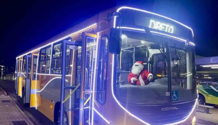 Ônibus do Papai Noel continua rodando as ruas de Foz do Iguaçu à noite.