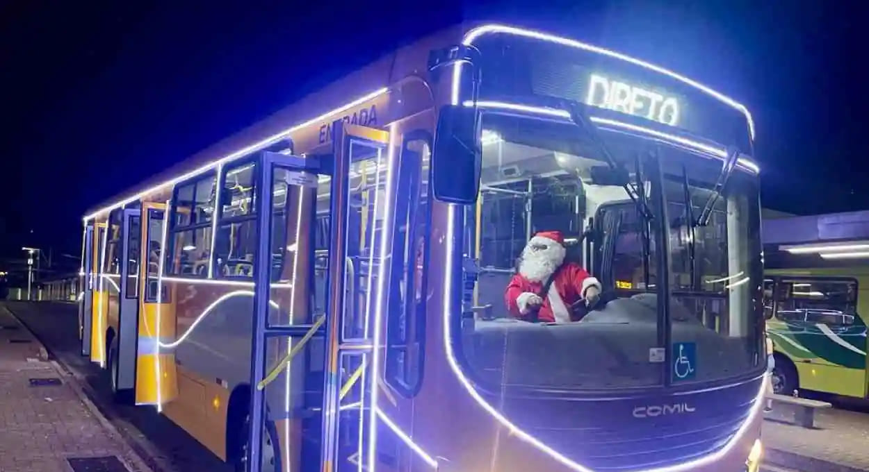 Ônibus do Papai Noel continua rodando as ruas de Foz do Iguaçu à noite.